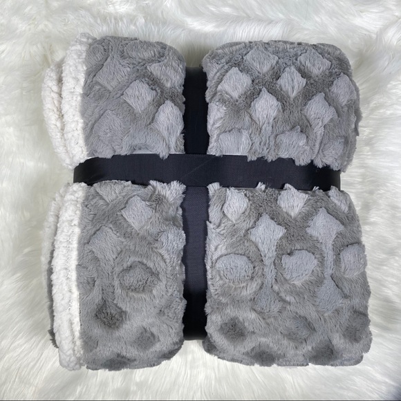 ✨SALE✨Grey Royalty Micromink Sherpa Throw - Picture 2 of 3